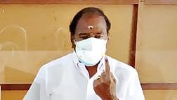 பள்ளிபாளையம் அருகே கோவிந்தம்பாளையத்தில் அமைச்சர் பி.தங்கமணி வாக்களித்தார்.