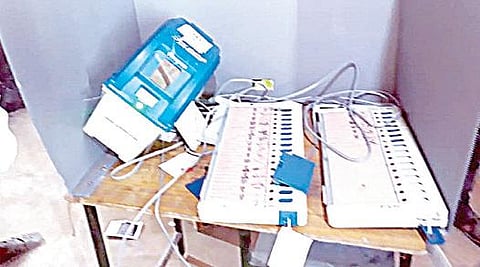 புதுக்கோட்டை மாவட்டம் அறந்தாங்கி அருகே ஆலங்குடியில் உடைத்து சேதப்படுத்தப்பட்ட வாக்குப்பதிவு இயந்திரம், விவிபேட்.