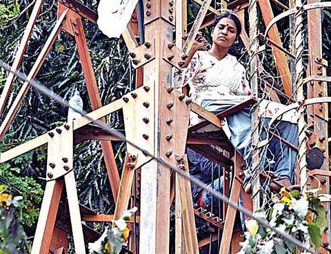 போராட்டத்தில் ஈடுபட்ட வீரலட்சுமி.படங்கள்: எம்.முத்துகணேஷ்