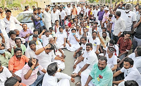 பர்கூர் அருகே எமக்கல்நத்தம் கிராமத்தில் அதிமுக எம்எல்ஏ சி.வி.ராஜேந்திரன் மீதும், கார் கண்ணாடிகளை உடைத்தவர்கள் மீதும் நடவடிக்கை எடுக்கக் கோரி சாலை மறியல் போராட்டம் நடந்தது.