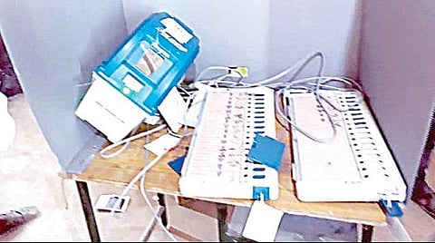 அறந்தாங்கி அருகே - வாக்குப்பதிவு இயந்திரம் உடைப்பு :