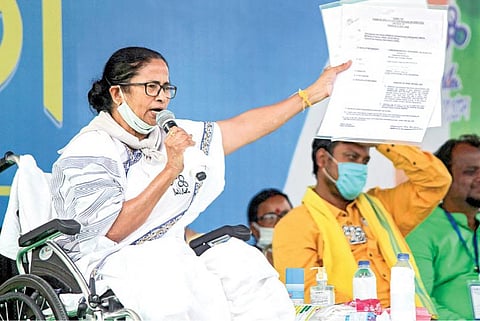 மேற்கு வங்க மாநிலம் கூச்பெஹார் மாவட்டம் குமனார் ஹாட் நகரில் நேற்று நடைபெற்ற தேர்தல் பிரச்சார பொதுக்கூட்டத்தில் முதல்வரும் திரிணமூல் காங்கிரஸ் தலைவருமான மம்தா பானர்ஜி பங்கேற்றார்.படம்: பிடிஐ