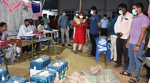 தருமபுரி அரசு பொறியியல் கல்லூரி வளாகத்துக்கு வந்து சேர்ந்த மின்னணு வாக்குப்பதிவு இயந்திரங்கள் மாவட்ட ஆட்சியர் கார்த்திகா மற்றும் தேர்தல் பொதுப் பார்வையாளர்கள் முன்னிலையில் சரிபார்க்கப்பட்டன.