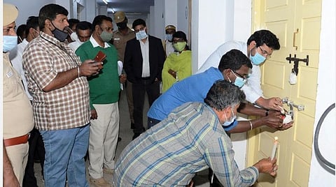 102 கேமராக்கள் மூலம் கண்காணிப்பு; பலத்த பாதுகாப்புடன் உதகை வந்த வாக்குப்பதிவு இயந்திரங்கள்