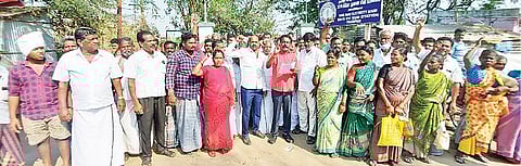 தானிப்பாடி துணை மின் நிலையம் முன்பாக போராட்டத்தில் ஈடுபட்ட விவசாயிகள்.