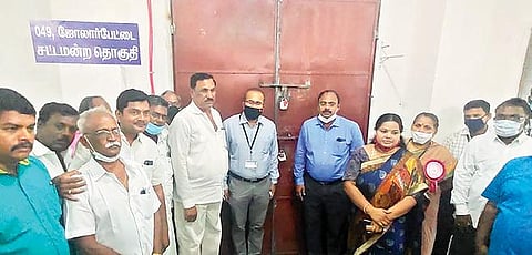 வேலூர் தொகுதிக்கு உட்பட்ட மின்னணு வாக்குப்பதிவு இயந்திரங்கள் வேலூர் தந்தை பெரியார் அரசினர் பொறியியல் கல்லூரியில் அமைக்கப்பட்டுள்ள வாக்கு எண்ணும் மையத்தில் பாதுகாப்பாக வைக்கப்பட்டுமாவட்ட தேர்தல் நடத்தும் அலுவலரும், மாவட்ட ஆட்சியருமான சண்முகசுந்தரம் முன்னிலையில் ‘சீல்’ வைக்கப்பட்டது. அடுத்தபடம்: திருப்பத்தூர் மாவட்டத்தில் 4 தொகுதிகளுக்கான மின்னணு வாக்குப்பதிவு இயந்திரங்கள் வாணியம்பாடியில் உள்ள ஒரு ஜெயின் மகளிர் கல்லூரி வளாகத்தில் ஆட்சியர் சிவன் அருள் முன்னிலையில் ‘சீல்’ வைக்கப்பட்டது. கடைசிப்படம்: திருவண்ணாமலை ஒழுங்குமுறை விற்பனைக்கூட வளாகத்தில் மின்னணு வாக்குப்பதிவு இயந்திரங்கள் வைக்கப்பட்ட அறைக்கு மாவட்ட ஆட்சியர் சந்தீப் நந்தூரி முன்னிலையில் ‘சீல்’ வைக்கப்பட்டது.