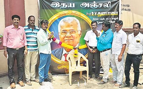 திருப்பத்தூரில் சேலம் மத்திய சட்டக் கல்லூரி நிறுவனர் தனபாலுக்கு அஞ்சலி செலுத்திய வழக்கறிஞர்கள்.