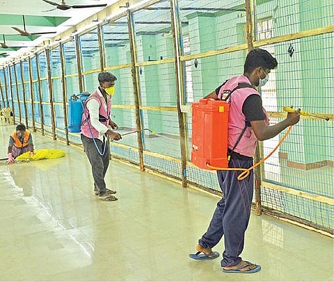 தூத்துக்குடி வாக்கு எண்ணும் மையத்துக்கு வந்து சேர்ந்த மின்னணு வாக்குப்பதிவு இயந்திரங்களை சரிபார்க்கும் பணிகளை மாவட்ட தேர்தல் அலுவலரான ஆட்சியர் கி.செந்தில் ராஜ் ஆய்வு செய்தார். (அடுத்த படம்) தூத்துக்குடி மாவட்டம் கோவில்பட்டி சட்டப்பேரவை தொகுதிக்கான மின்னணு வாக்குப்பதிவு இயந்திரங்கள் பாதுகாப்பு அறையில் வைக்கப்பட்டு, அந்த அறையை அதிகாரிகள் பூட்டி சீல் வைத்தனர். (கடைசி படம்) மாநகராட்சி பணியாளர்கள் கரோனா தடுப்பு கிருமி நாசினி மருந்து தெளிக்கும் பணியில் ஈடுபட்டனர். படங்கள்: என்.ராஜேஷ்