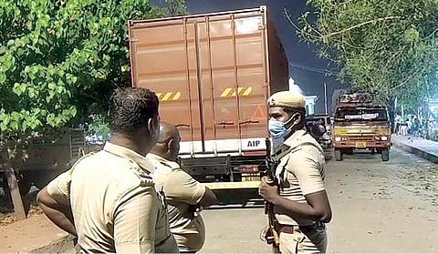 தூத்துக்குடி வாக்கு எண்ணும் மையத்துக்கு வாக்குப்பதிவு இயந்திரங்களுடன் கண்டெய்னர் லாரிகள் வந்ததை கண்டித்து போராட்டத்தில் ஈடுபட்ட திமுகவினர்.