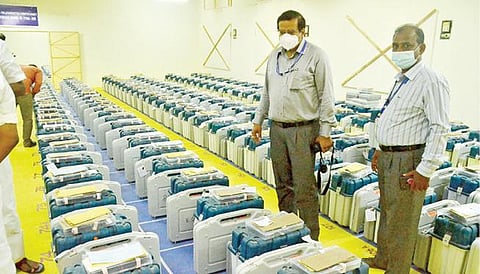 திருநெல்வேலி அரசு பொறியியல் கல்லூரி வளாகத்தில் உள்ள பாதுகாப்பு வைப்பறையில் வைக்கப்பட்டுள்ள பாளையங்கோட்டை தொகுதிக்கான வாக்கு பெட்டிகளை தேர்தல் பார்வையாளர் சுப்ரதா குப்தா பார்வையிட்டார். படம்: மு.லெட்சுமி அருண்.