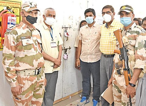 நாமக்கல் மாவட்டத்துக்கு உட்பட்ட 6 தொகுதிகளின் வாக்குப்பதிவான மின்னணு இயந்திரங்கள் திருச்செங்கோடு விவேகானந்தா மகளிர் கல்லூரி வாக்கு எண்ணும் மைய பாதுகாப்பு அறையில் வைக்கப்பட்டு, பூட்டி சீல் வைக்கப்பட்டது. இப்பணியை மாவட்ட தேர்தல் அலுவலர் கா.மெகராஜ் பார்வையிட்டார்.