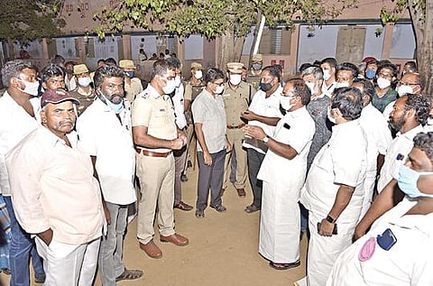 சேலம் மேற்கு தொகுதிக்கு உட்பட்ட ஜாகீர் அம்மாப்பாளையம் வாக்குச்சாவடி மையத்தில் வாக்குப்பதிவு முடிந்த பின்னர், வாக்குப்பதிவு மின்னணு இயந்திரங்களுடன் வந்த கால் டாக்ஸி தொடர்பாக தேர்தல் நடத்தும் அலுவலரிடம், திமுக மத்திய மாவட்ட செயலாளர் ராஜேந்திரன் விளக்கம் கேட்டார்.படம்: எஸ்.குரு பிரசாத்