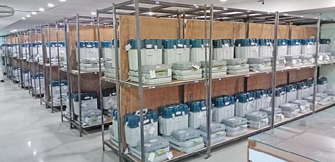 விருதுநகரில் வாக்கு எண்ணிக்கை மையத்திலுள்ள பாதுகாப்பு அறையில் அடுக்கி வைக்கப்பட்டுள்ள மின்னணு வாக்குப்பதிவு இயந்திரங்கள்.