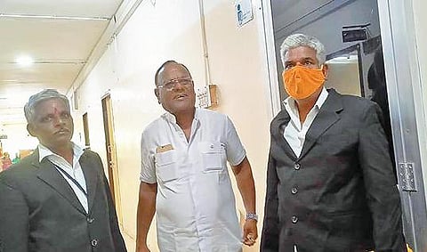 விழுப்புரம் ஆட்சியர் அலுவலகத்தில் அசையும் சொத்துக்களை ஜப்தி செய்ய வந்த நீதிமன்ற ஊழியர்கள்.