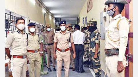 மின்னணு வாக்கு இயந்திரங்கள் வைக்கப்பட்டுள்ள அறையை அரசியல் கட்சியினர் எப்போது வேண்டுமானாலும் பார்வையிடலாம்: காவல் ஆணையர் மகேஷ் குமார் அகர்வால் தகவல்