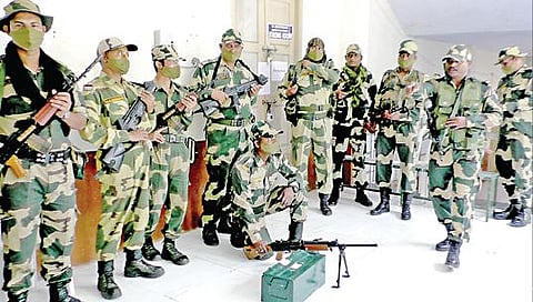 மின்னணு வாக்குப்பதிவு இயந்திரங்கள் வைக்கப்பட்டுள்ள கோபி கலை அறிவியல் கல்லூரியில், பாதுகாப்பு பணியில் ஈடுபட்டுள்ள துணை ராணுவப்படையினர்.