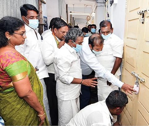 வாக்குப்பதிவு செய்யப்பட்ட மின்னணு வாக்கு பதிவு இயந்திரங்கள், கிருஷ்ணகிரி அரசு பாலிடெக்னிக் கல்லூரியில் அமைக்கப்பட்டுள்ள வாக்கு எண்ணும் மையத்தில் வைக்கப்பட்டு, ஆட்சியர் ஜெயசந்திர பானு ரெட்டி தலைமையில் வேட்பாளர்கள் முன்னிலையில் சீலிடப்பட்டது.