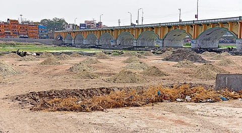 மதுரை சித்திரைத் திருவிழா தொடங்கவிருக்கும் நிலையில் எந்த முன்னேற்பாடுகளும் நடைபெறாமல் காணப்படும் கள்ளழகர் இறங்கும் வைகை ஆறு. படம்: எஸ்.கிருஷ்ணமூர்த்தி