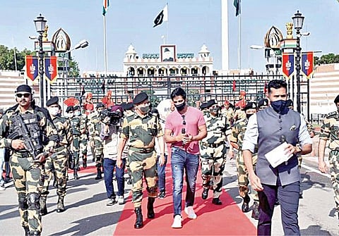 கரோனா தடுப்பூசி குறித்து மக்களிடம் விழிப்புணர்வை ஏற்படுத்தும் இயக்கம் பஞ்சாப் மாநிலம் அட்டாரி-வாகா எல்லையில் நேற்று தொடங்கியது. இதில் பாலிவுட் நடிகர் சோனு சூட், எல்லை பாதுகாப்புப் படை தலைவர் ராகேஷ் அஸ்தானா உள்ளிட்டோர் பங்கேற்றனர். அடுத்தடுத்து இந்தூர், நாசிக் உட்பட நாடு முழுவதும் முக்கிய நகரங்களில் தடுப்பூசி குறித்து விழிப்புணர்வு ஏற்படுத்தப்பட உள்ளது.படம்: பிடிஐ