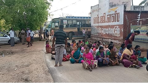 எம்.பி ரவீந்திரநாத் கார் தாக்கப்பட்ட சம்பவம்; அமமுக நிர்வாகி கைது: தேனியில் சாலை மறியலால் பரபரப்பு