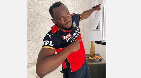 ஆர்சிபி அணியின் ஜெர்சியுடன் உசைன் போல்ட்