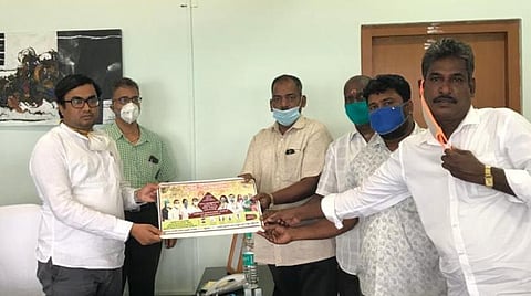 ஆட்டோ ஓட்டுநர்களிடம் கரோனா தடுப்பூசிக்கான ஸ்டிக்கர்களை தருகிறார் சுகாதாரத்துறை செயலர் டாக்டர் அருண்.