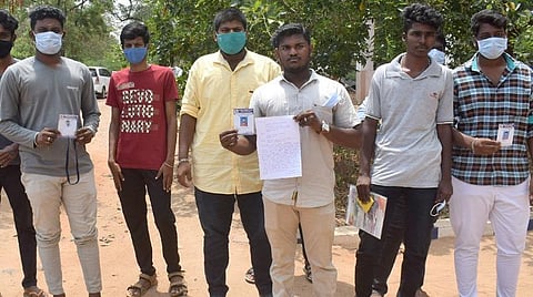 புகார் தெரிவித்த இளைஞர்கள்.