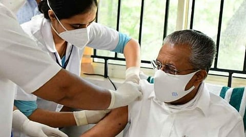 கடந்த மார்ச் 3-ம் தேதியன்று கரோனா தடுப்பூசி செலுத்திக்கொண்ட கேரள முதல்வர் பினராயி விஜயன் : படம் உதவி ட்விட்டர்