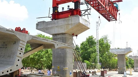 தொழிலாளர் பற்றாக்குறையால் மந்த கதியில் மதுரை மேம்பாலப் பணிகள்: கரோனா கெடுபிடியால் வடமாநிலத் தொழிலாளர்கள் சொந்த ஊர்களுக்கு திரும்புவதை தடுக்குமா மாவட்ட நிர்வாகம்?