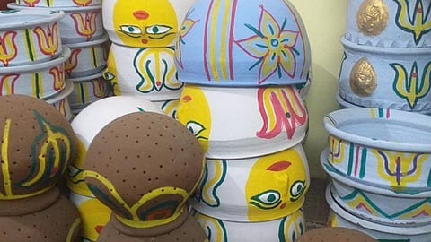 சித்திரை திருவிழா ரத்தானதால் தேனியில் நேர்த்திக்கடன் செலுத்தும் மண்பாண்டங்கள் தேக்கம்: வியாபாரிகள் வேதனை