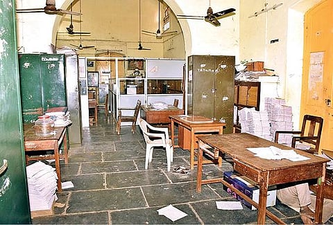 கரோனா தொற்றால் திருவண்ணாமலை வட்டாட்சியர் அலுவலகத்தில் உள்ள அலுவலர்களில் சிலர் பணிக்கு வராததால் வெறிச்சோடி காணப்படுகிறது.