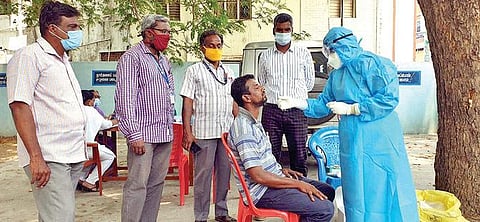 வாணியம்பாடி நகராட்சி 1-வது வார்டு பகுதியில் பொதுமக்களுக்கு கரோனா பரிசோதனை செய்யப்பட்டது.