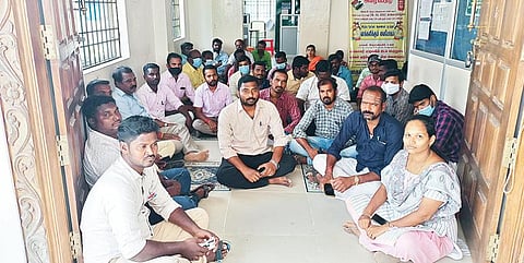 சேத்துப்பட்டு வட்டாட்சியர் அலுவலகத்தில் கிராம நிர்வாக அலுவலர்கள் நேற்று உள்ளிருப்பு போராட்டத்தில் ஈடுபட்டனர்.