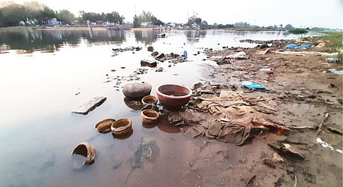 திருநெல்வேலி வண்ணார்பேட்டை பேராத்து செல்வி அம்மன் கோயில் அருகே தாமிரபரணி கரையில் காணப்பட்ட கழிவு துணிகள் மற்றும் பொருட்கள். ஆற்றில் நீரோட்டம் குறைந்துள்ள நிலையில் இவை வெளியே தெரிகின்றன. படம்: மு. லெட்சுமி அருண்