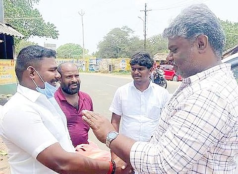 தென்காசி தொகுதி நாடாளுமன்ற உறுப்பினரை காணவில்லை என்று முகநூலில் பதிவிட்ட நபரை நேரில் சந்தித்து அத்தொகுதி எம்.பி. தனுஷ்குமார் இனிப்பு வழங்கினார்.