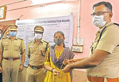 தூத்துக்குடியில் நகை பறிப்பு வழக்கில் மீட்கப்பட்ட தங்க தாலிச் சங்கிலியை உரிமையாளரிடம் எஸ்பி ஜெயக்குமார் ஒப்படைத்தார். படம்: என்.ராஜேஷ்