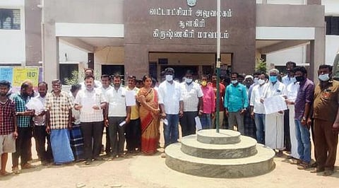 காமன்தொட்டி, கோனேரிப்பள்ளி ஊராட்சியில் செயல்படும் குவாரிகளால் பாதிப்பு ஏற்படுவதாக கிராம மக்கள் சூளகிரி வட்டாட்சியர் அலுவலகத்தில் மனு அளித்தனர்.