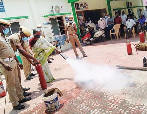 தருமபுரி நகர ஆரம்ப சுகாதார நிலையத்தில் தீயணைப்புத்துறையினர் தீத்தடுப்பு விழிப்புணர்வு நிகழ்ச்சிகள் நடத்தினர்.