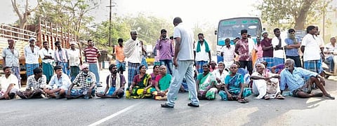 விருத்தாசலத்தில் விவசாயிகள் சாலை மறியலில் ஈடுபட்டனர்.