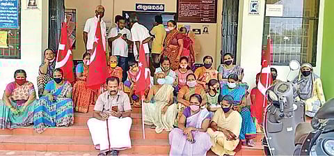 அடிப்படை வசதிகள் செய்து தர வலியுறுத்தி மாநகராட்சி மண்டல அலுவலகம் முற்றுகை :