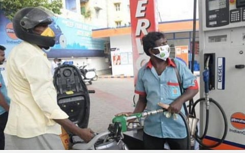 முகக்கவசம் அணிந்து வந்தால் மட்டுமே பெட்ரோல்- டீசல்: பெட்ரோல் பங்க் உரிமையாளர்கள் சங்கம் அறிவிப்பு