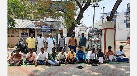 கரூர் மாவட்டம் குளித்தலைநகராட்சி அலுவலகவளாகத்தில் காத்திருப்புப் போராட்டத்தில் ஈடுபட்டுள்ள குளித்தலை பகுதி பொதுமக்கள், இளைஞர்கள்அமைப்பினர்.