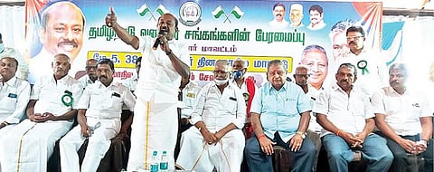 வணிகர் சங்கங்களின் பேரமைப்பு சார்பில் ஏலகிரி மலையில் நடைபெற்ற ஆலோசனைக்கூட்டத்தில் பேசும் பேரமைப்பின் மாநிலத் தலைவர் விக்கிரமராஜா.