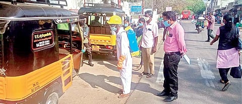 கரோனா பரவலைத் தடுக்க பாளையங்கோட்டையில் ஆட்டோக்களில் கிருமிநாசினி தெளிக்கப்பட்டது. படம்: மு. லெட்சுமி அருண்