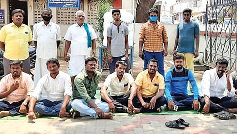 கரூர் மாவட்டம் குளித்தலை நகராட்சி அலுவலக வளாகத்தில் காத்திருப்புப் போராட்டத்தில் ஈடுபட்டுள்ள குளித்தலை பகுதி பொதுமக்கள், இளைஞர்கள் அமைப்பினர்.