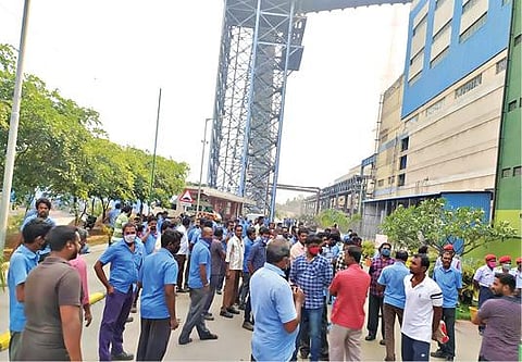 மேட்டூர் அனல் மின் நிலையத்தில் ஒப்பந்த தொழிலாளர்கள் குறைந்த ஊதியம் வழங்கியதைக் கண்டித்து உள்ளிருப்பு போராட்டத்தில் ஈடுபட்டனர்.