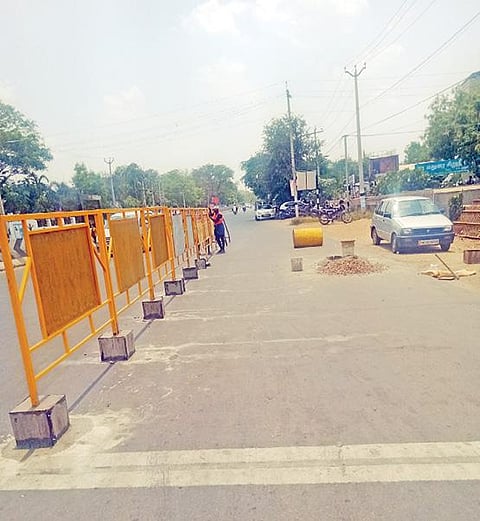 மேலமடை சிக்னலில் இடதுபுறமாக வாகனம் செல்ல ஏற்படுத்தப்பட்டுள்ள தனி வழி.