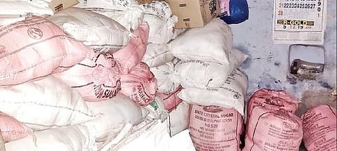 வத்தலகுண்டு நகரில் உள்ள குடோனில் பறிமுதல் செய்யப்பட்ட ரேஷன் பாமாயில் பாக்கெட்டுகள்.