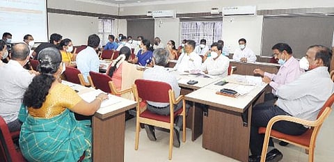 திருவள்ளூரில் நடைபெற்ற கரோனா தடுப்பு குறித்த ஆய்வுக் கூட்டத்தில் பேசுகிறார் நகராட்சி நிர்வாக ஆணையர் கா.பாஸ்கரன். உடன் திருவள்ளூர் மாவட்ட ஆட்சியர் பா.பொன்னையா.