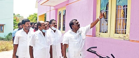 எமக்கல்நத்தம் கிராமத்தில் தேர்தல் தினத்தன்று ஏற்பட்ட தகராறின் போது அதிமுகவினர் தாக்கியதால் ஏற்பட்ட சேதங்களை, திமுக எம்எல்ஏ செங்குட்டுவன் பார்வையிட்டார்.